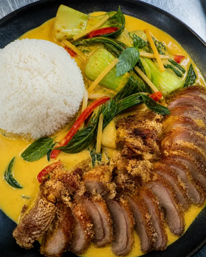 34) VIT CURRY VANG - Thai Basilikum in Kokosrahm und gelber Currysauce- Knusprige Ente, Reis und Gemüse 1, 17, G, A, A1 