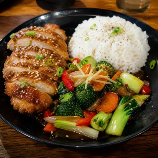 [43] 43) PAKCHOI UC GA SOT TERIYAKI: Pakchoi, und Ingwer in Teriyaki Sauce 1, 15, A1 — Paniertes Hühnerfleisch, mit Reis und Gemüse